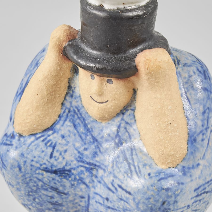 Lisa Larson ◇ Lock med man i hatt Skulptur, Lisa Larson (f. 1931), Sverige. Sittande man med